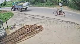 Clumsy cyclist rides into path of rickshaw causing nasty crash