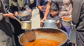 Charity distributes hot meals to displaced Palestinians in Gaza