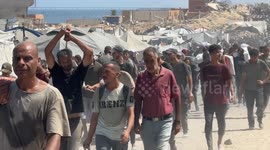 Palestinians suffering from hunger flock to aid distribution point near Zikim crossing