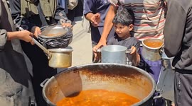 Charity distributes hot meals to displaced Palestinians in Gaza