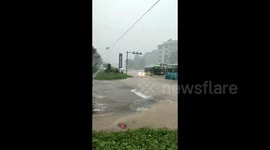 车辆险被洪流淹没 众人合力砸车窗救出3人