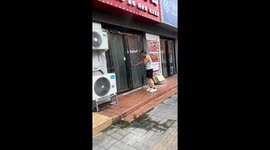 Prompt neighbor response to restaurant fire in Henan, China