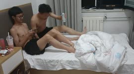 Unexpected bed collapse catches two young men off guard in Gansu, China