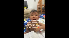 Mi pequeño Nahel llorando por que no puede volar y mamá explicándole por enésima vez que los humanos no volamos que solo los pajaritos pueden hacerlo y me dice mamá me compras unas alas de volar