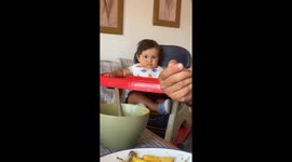 Mi niño Lohan de 10 meses comiendo hasta quedarse frito poniendo una cara muy graciosa y tierna pero parece enfadado