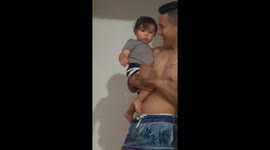 Mi hijo Lohan siendo un súper actor y fingiendo llorar para que lo cargáramos en brazos es muy divertido ver como finge su llanto es un actor de película con tan solo 10 meses