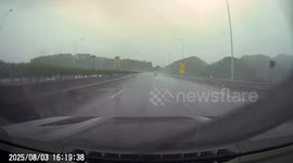 Vehicle spins out on wet highway in Guangdong, China