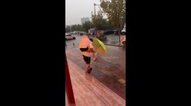 Couple slips and falls crossing flooded road in Anhui, China