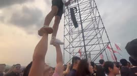 Man lifts woman in handstand stunt at Shanxi, China