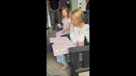 Daughter’s emotional reaction to Dolly Parton concert surprise in Alberta, Canada