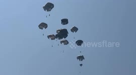 Palestinians in Gaza rush to parachuted aid supplies amid ongoing blockade (1)
