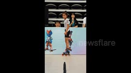 10岁女孩单脚轮滑4秒39绕20个桩破纪录