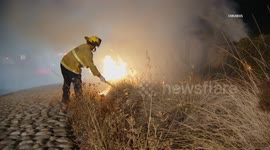 US, Los Angeles: Lincoln Heights Small Brush Fire on 5 Freeway