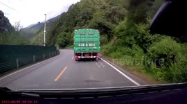 Dashcam captures near collision on curved road in Sichuan, China