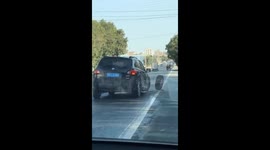Car loses wheel while driving in Guangdong, China