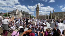 Palestine supporters defy terror ban at protest in London