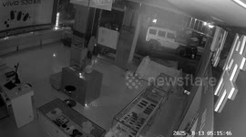 Man stops robbery attempt with thick wooden stick in Guizhou, China