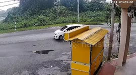 Runaway trailer nearly hits passing motorist after breaking loose mid-drive