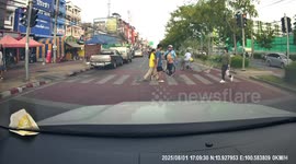Cyclist makes exaggerated bow to thank cars for stopping at crossing