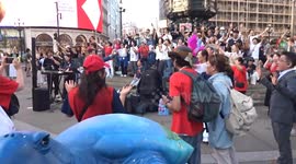 Tusk Turtle Trail 2025 - Bob the Turtle sponsored by Deborah Meaden and Steven Bartlett enjoys crowds of people around it