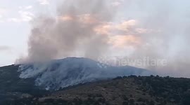 Thick smoke from Jarilla wildfire blankets hills in northern Cáceres, Spain