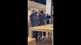 Major Crash Out at the Apple Store