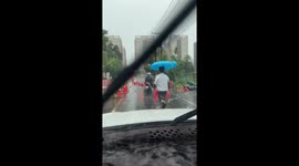 Good Samaritan clears roadblock during Typhoon Podul in Taiwan