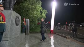 Putin lays flowers at Heroes of Al-Sib Memorial ahead of talks with Trump