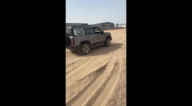 Tow truck rips off rear car’s license plate in Xinjiang, China