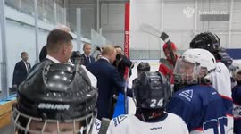 Russia: Putin meets with young hockey players in Moscow before talks with Trump