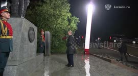 Russia: Putin lays flowers at Heroes of Al-Sib Memorial ahead of talks with Trump