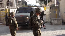 Illegal Israeli settlers stage tour in Hebron under military protection