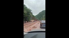 Cars trapped as landslide crashes on mountain road in China