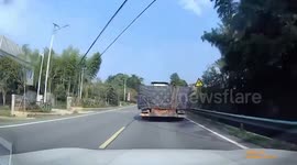 Multi-vehicle crash involving truck and car in Jiangxi, China