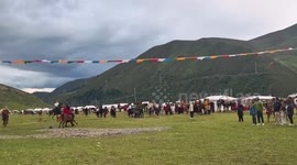 Horse collision causes riders to fall during race in Sichuan, China
