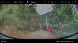 Car overturns by cliff in Hunan, China