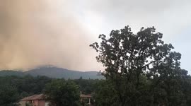 Jarilla wildfire blankets sky in massive smoke in Hervás, Extremadura