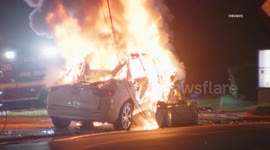 US, Los Angeles: San Pedro Fiery Crash Knocks Out Power to Area