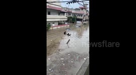 Pakistan: Karachi Submerged in Heavy Rain: Streets Turn Into Rivers, Cars Seen Floating