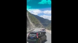 Rockfall blocks road and engulfs vehicles in dust in Yunnan, China