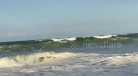 US: Large Waves Hit East Coast as Hurricane Erin Moves North in Atlantic