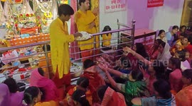 Devotees clamour to see shrine at Hindu festival in India