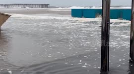 US: Large Waves Hit East Coast as Hurricane Erin Moves North in Atlantic 7