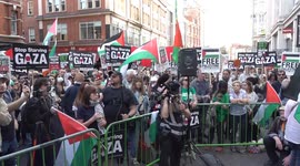 UK: Demonstrators rally outside Israeli embassy in London to call for end to Gaza famine (2)