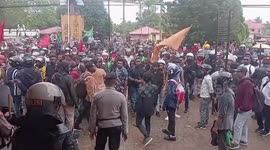 Merauke Protest Turns Violent: Telkom Office Nearly Set Ablaze, Police Fire Tear Gas