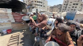 Displaced Palestinians in Gaza receive hot meals amid Israeli blockade