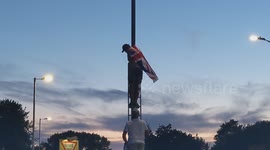 Harlow, United Kingdom – 08/25/2025 – A group of local residents gathered along Southern Way in Harlow, Essex at 8:00 PM to participate in “Operation Raise the Flag,” a patriotic event celebrating national unity. Participants proudly raised both the Union