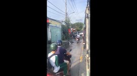 Tiny tricycle carries a car on the back through narrow street