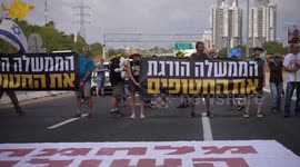Israel: Israelis block Tel Aviv roads demanding Gaza ceasefire, release of hostages (2)
