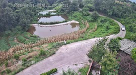 Car rolls backward down hillside in Sichuan, China